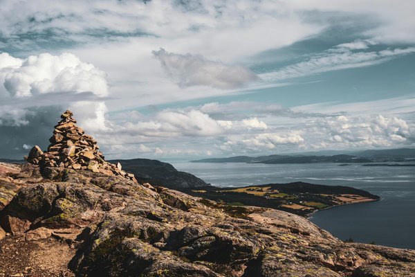 Comment préparer un itinéraire de camping pour explorer les grottes de glace en Norvège?